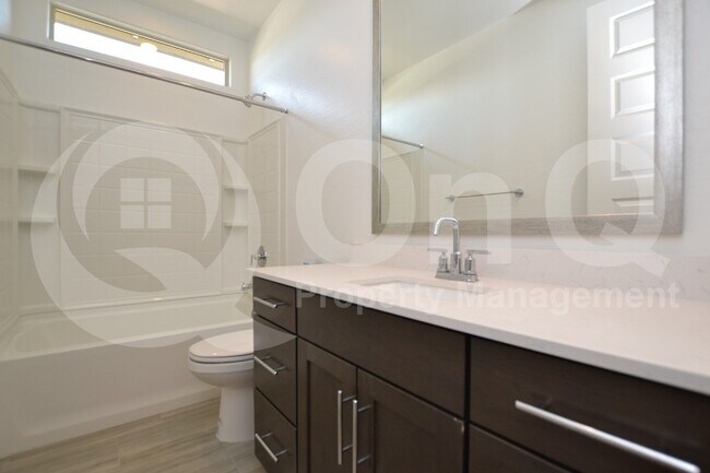 Building Photo - 9213 W Glenrosa Ave