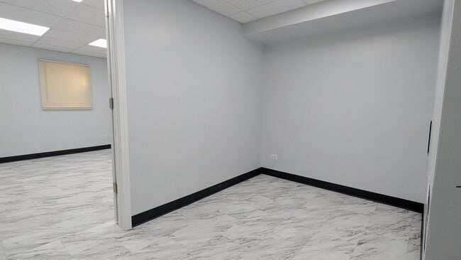 Building Photo - 650 Shining Water Dr