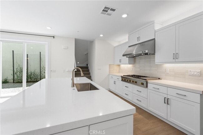 Building Photo - 156 Chorus