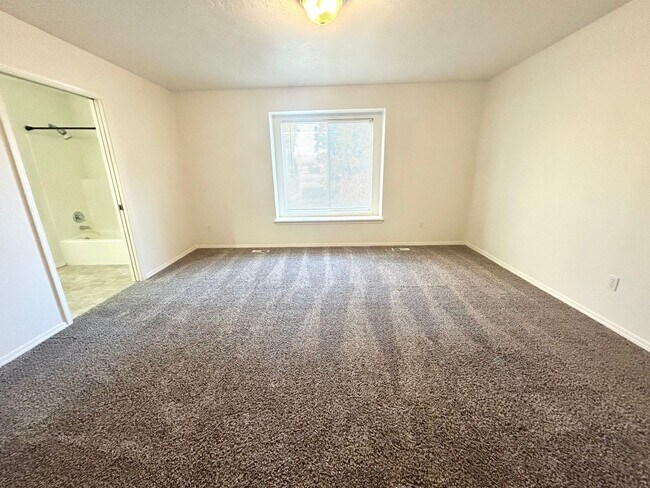 Building Photo - 4650 N Date Palm Ave