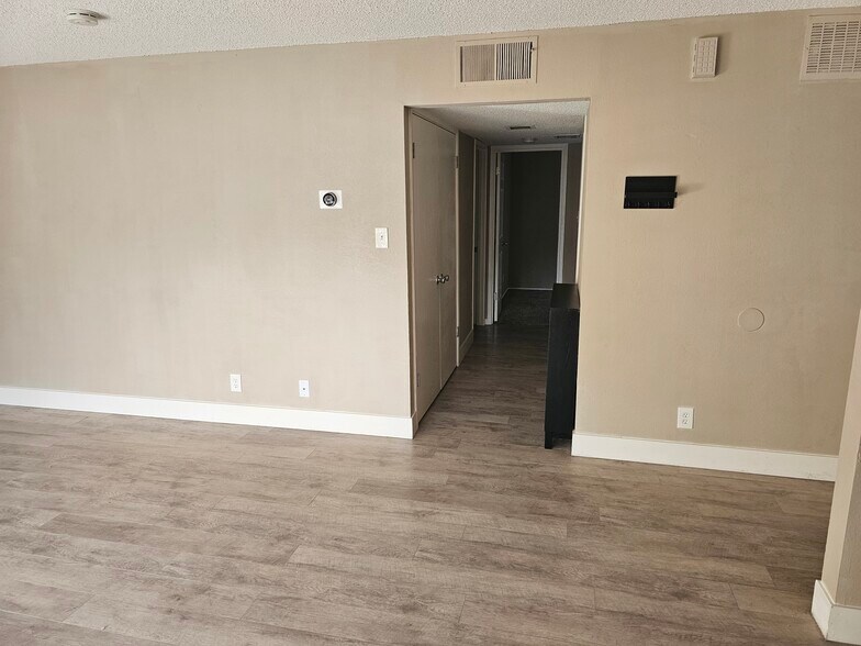 Building Photo - 2405 Sunny Ln