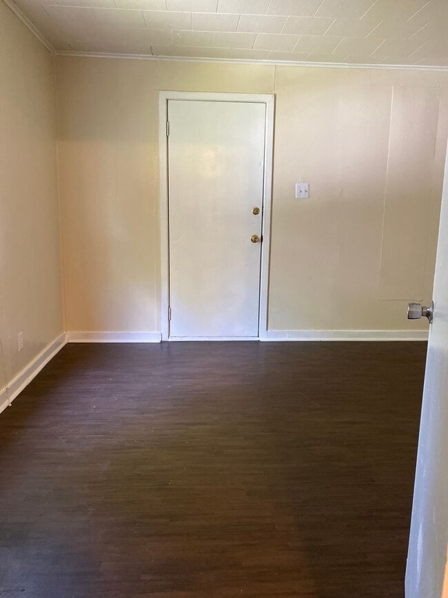 Building Photo - 2 Bedroom