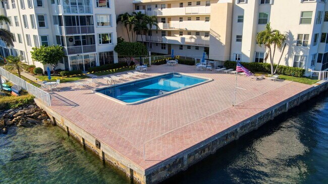 Building Photo - 1810 New Palm Way
