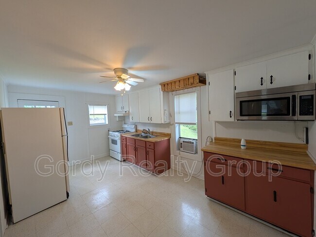 Building Photo - 2955 N Caledonia St