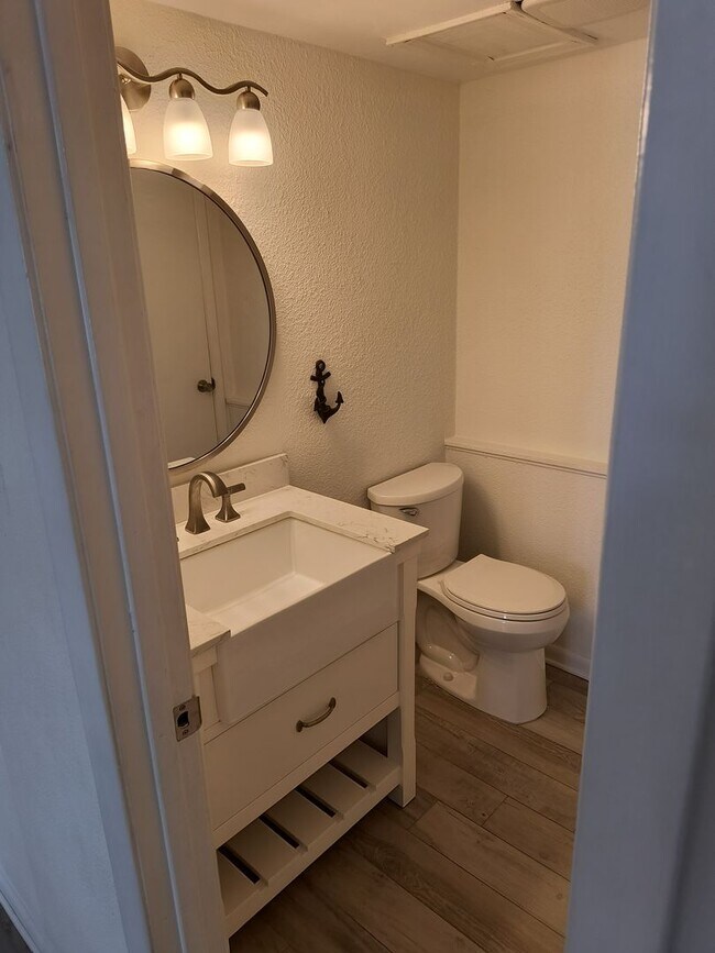 Building Photo - NEW LOWER PRICE  Wonderful 2 Bedroom 1.5 Bathroom condo