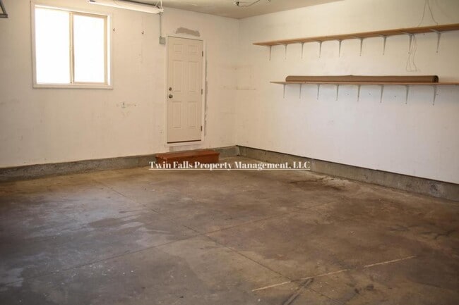 Building Photo - 2010 Carlis Cove