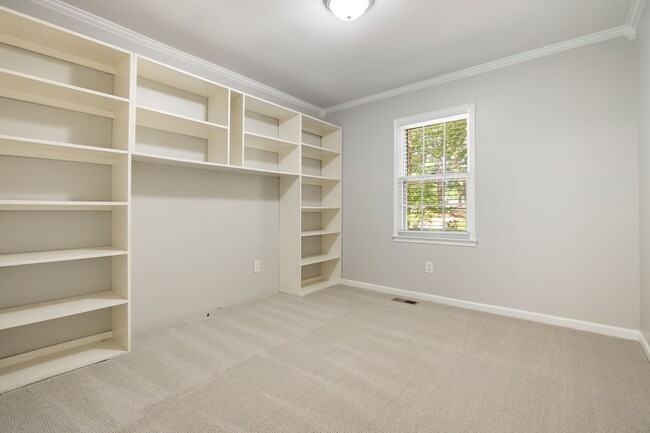 Building Photo - Renovated 3 Bed Ranch Style with large Fenced-in yard!