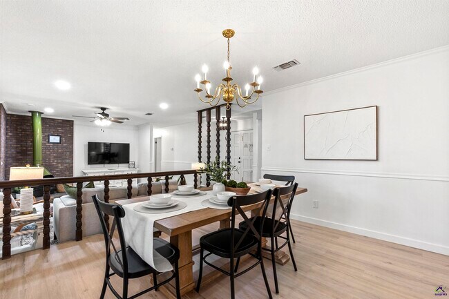 Building Photo - 1726 Greenwood Cir