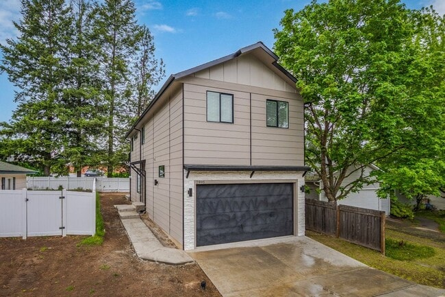 Primary Photo - Beautiful Home in CDA for Rent