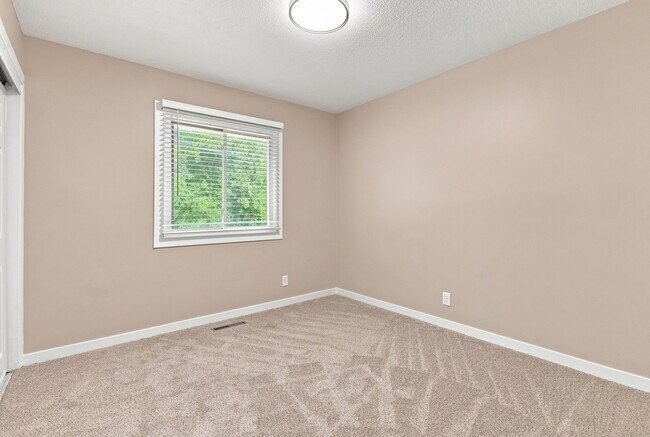 Building Photo - 350 Skyline Dr