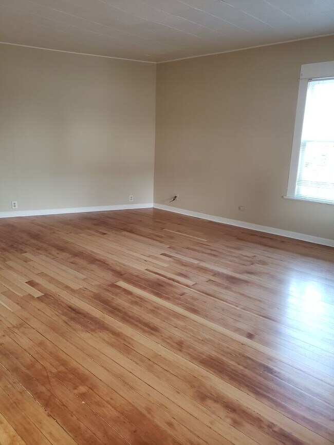 Building Photo - No Security Deposit W/ Rhino! Charming Alb...