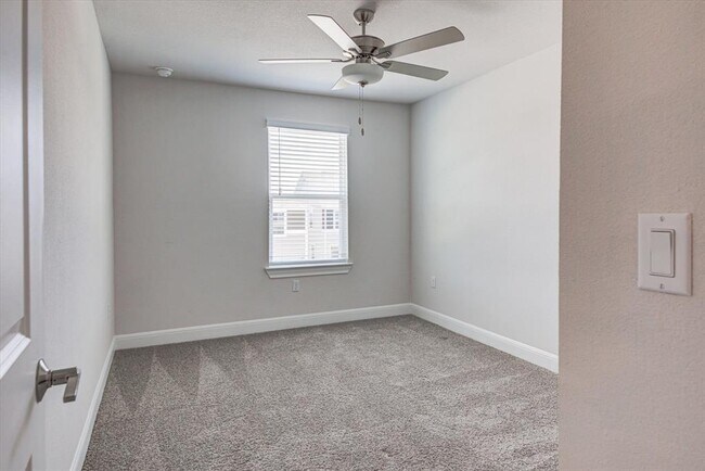 Building Photo - 15610 Ellinger Dr