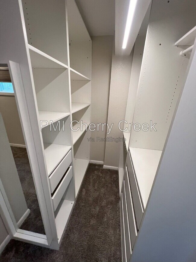 Building Photo - 3000 S Holly Pl