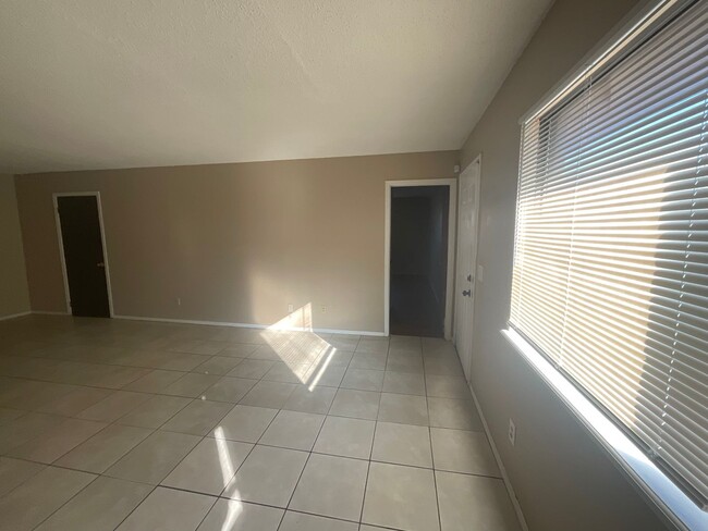 Building Photo - 3 Bed, 2 Bath, 1 Car Garage