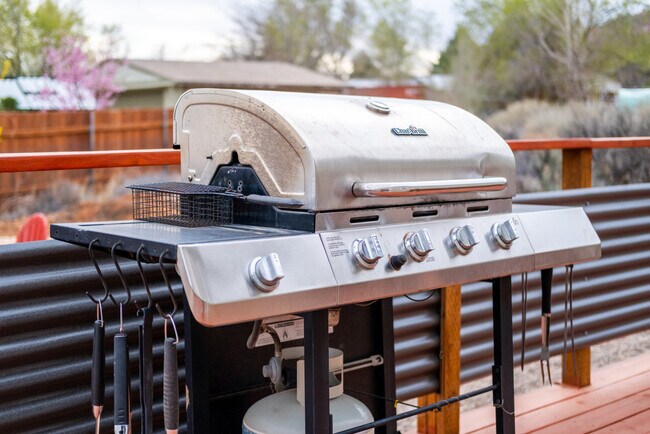 Building Photo - 523 W Vance Dr