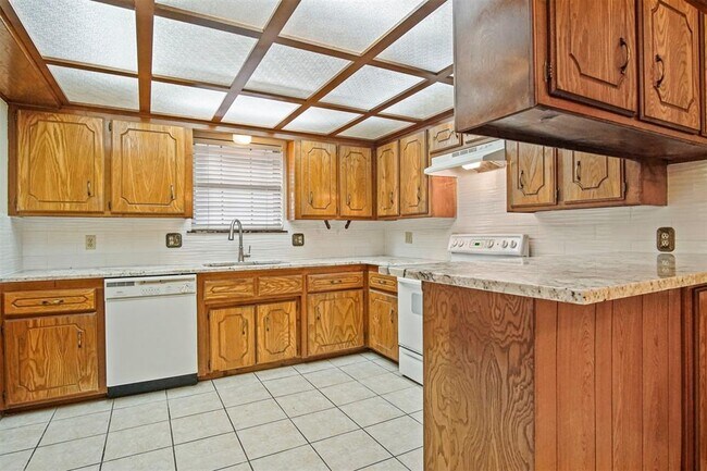 Building Photo - 1125 N Patterson Dr