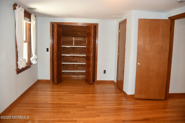 Building Photo - 303 Deerfoot Ln