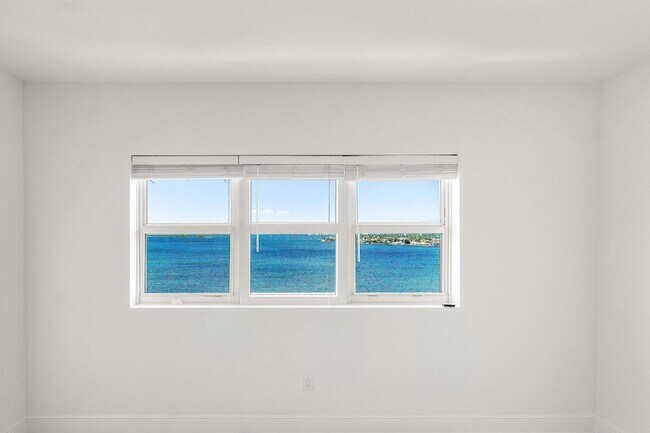 Building Photo - 2650 Lake Shore Dr