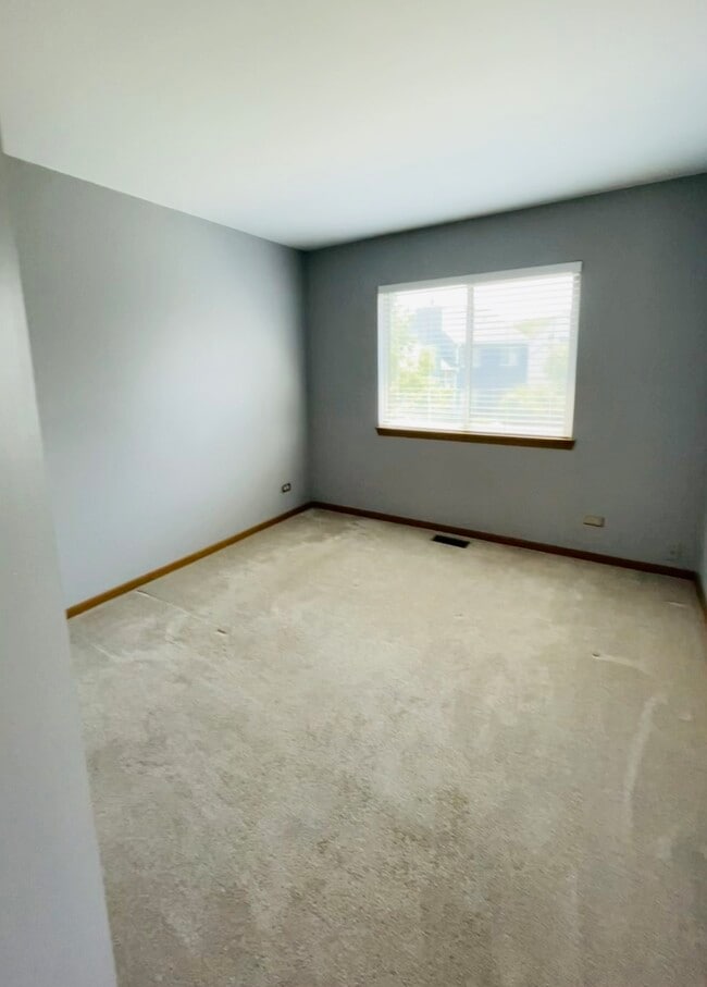 Building Photo - 8 Crabapple Ct