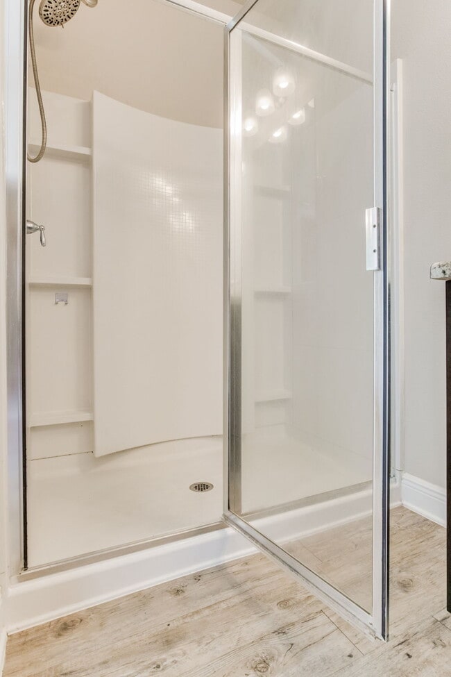 Building Photo - Welcome to this exquisite 4-bedroom, 2-bat...