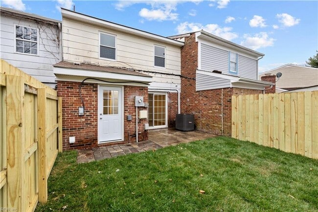 Building Photo - Updated Townhome in Virginia Beach