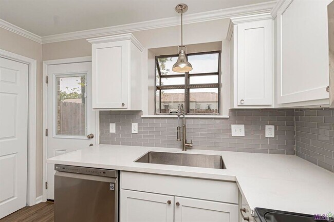 Building Photo - 2 Bedroom Townhome off Jefferson & Bluebonnet Blvd- Pet Friendly