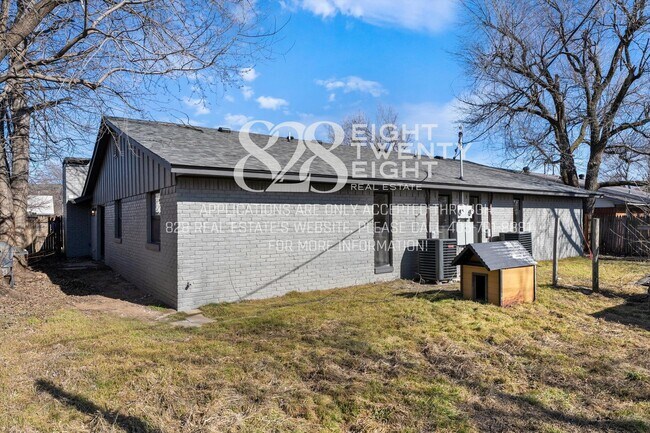 Building Photo - *COMING 7/9/2026!*  Beautiful 3 Bed/2 Bath Duplex Less Than 1 Mile from Campus!
