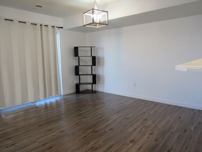 Building Photo - Gorgeous Westside 3 bd Twin Home