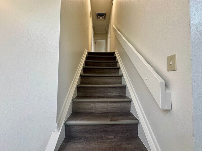 Building Photo - Beautiful 5 bedroom 2.5 bathroom home available NOW!!!