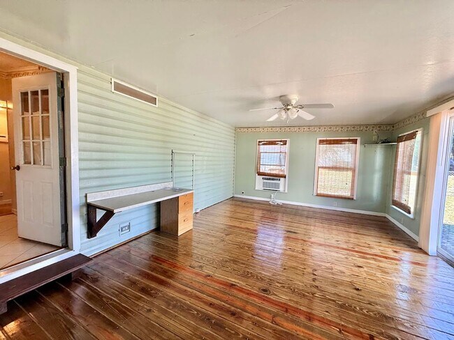 Building Photo - Large and Spacious 3/3 on near half acre NO HOA!