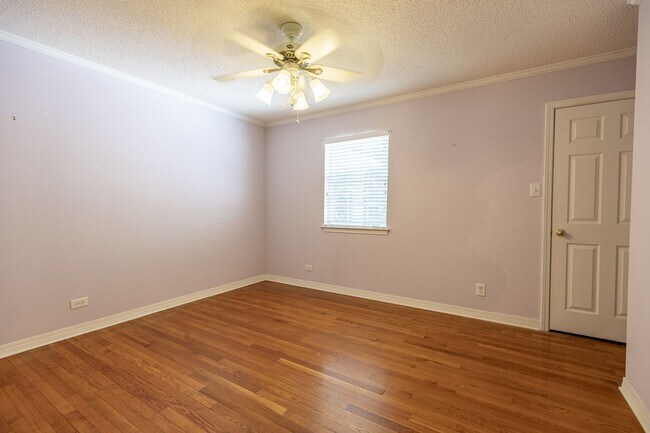 Building Photo - ONE FREE MONTH ON 13 MONTH LEASE!Charming ...