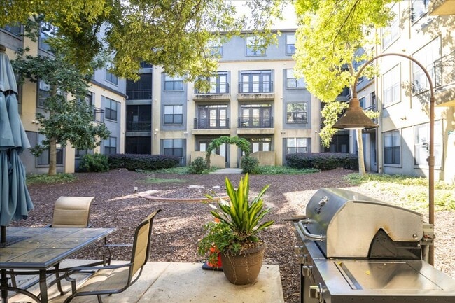Building Photo - 2bd/2Ba Midtown Condo Perfect for Roommates w/ Pool and Gym!