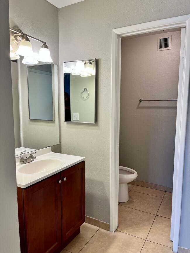 Building Photo - 3bd 2ba Townhouse - Recently Remodel!