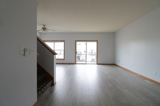 Building Photo - 7860 Old Carriage Ct