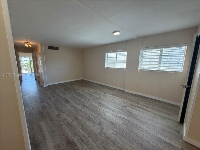 Building Photo - 1340 Lincoln Rd