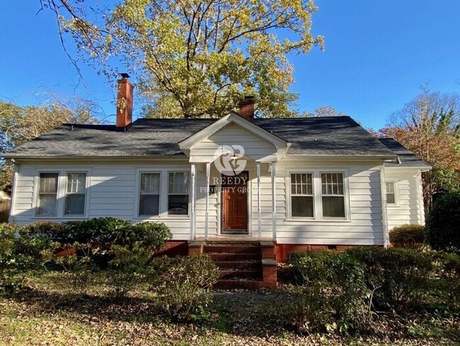 Building Photo - Spacious 3 bedroom and 1 bath home with FE...
