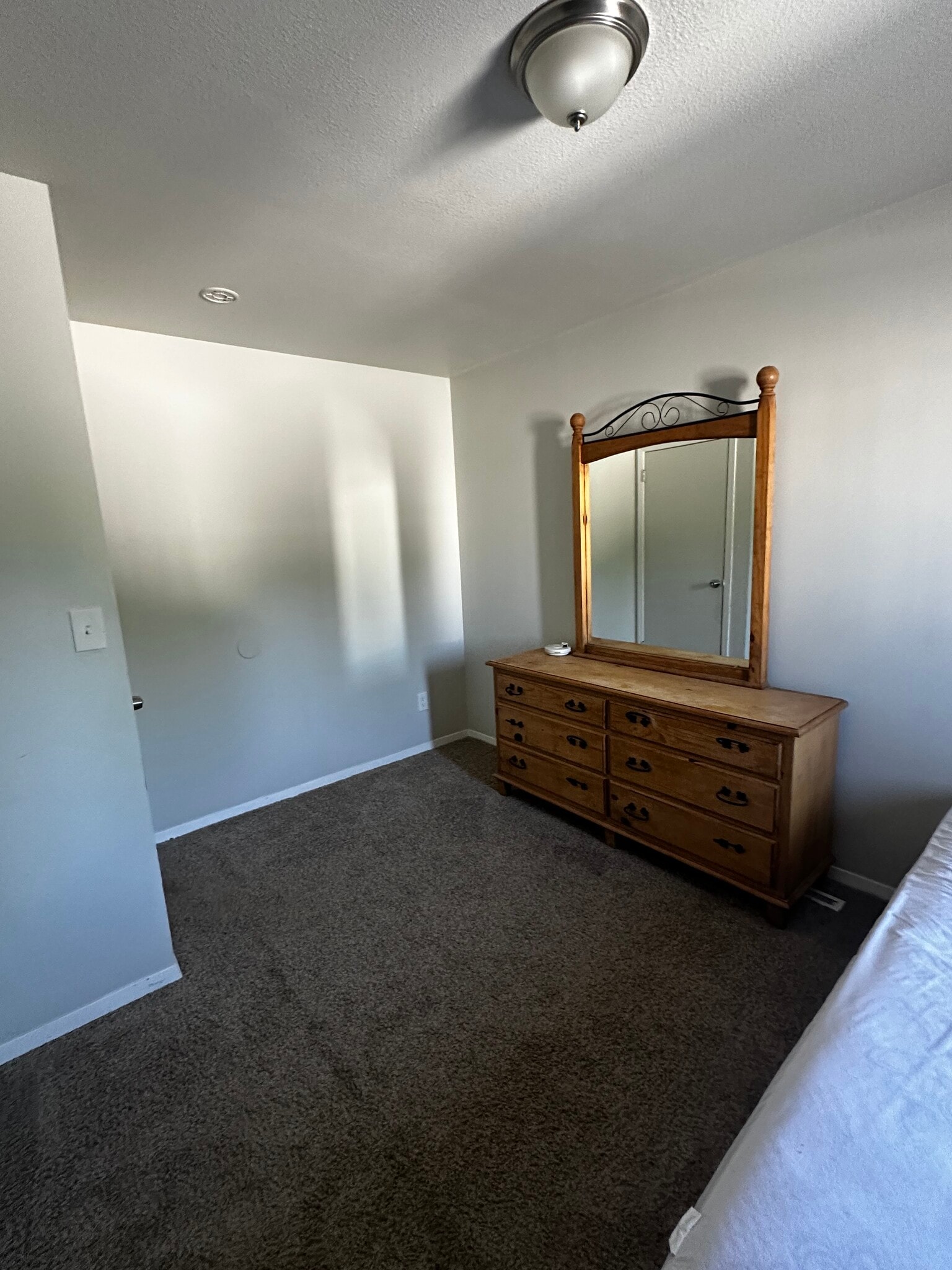 Furnished bedroom - 3024 Ross Dr