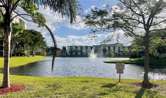 Building Photo - 2307 S Cypress Bend Dr