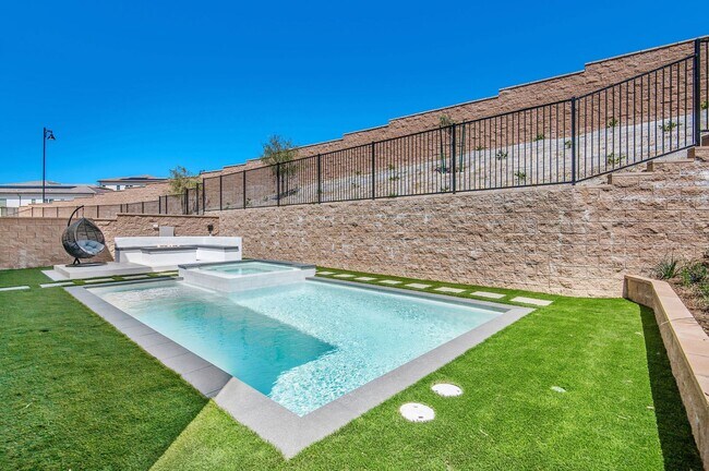 Building Photo - Fantastic 5 bed 4.5 bath with Pool in Porter Ranch !