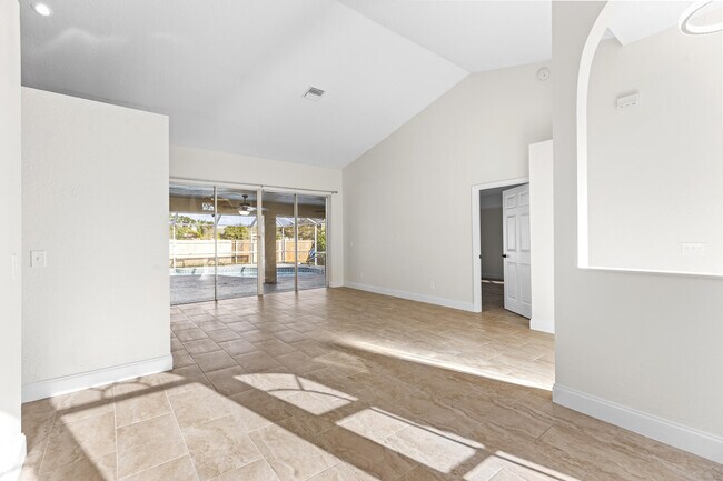 Building Photo - 2141 SW Bayshore Blvd