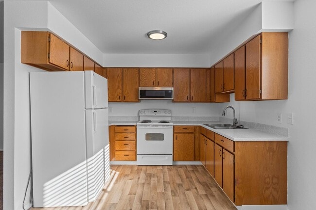 Building Photo - Large Luxurious home complete with Washer and Dryer! Large Patio area.