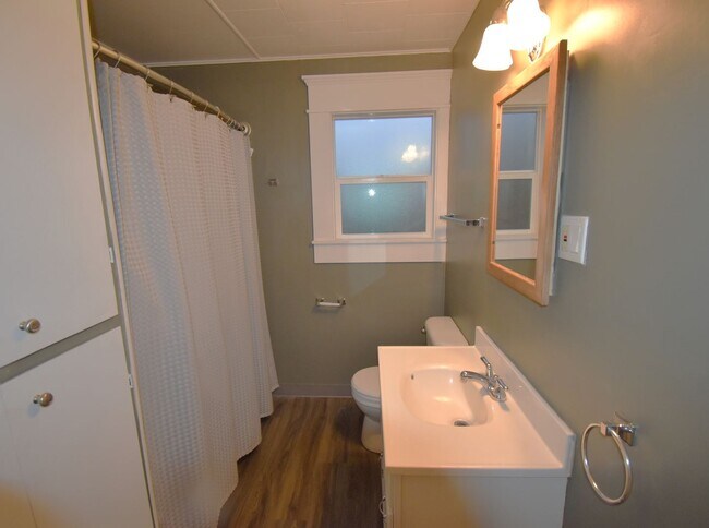 Building Photo - Move in special!  $1,500 off 1st months rent!