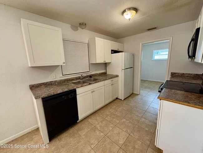 Building Photo - 620 Key Largo Dr S
