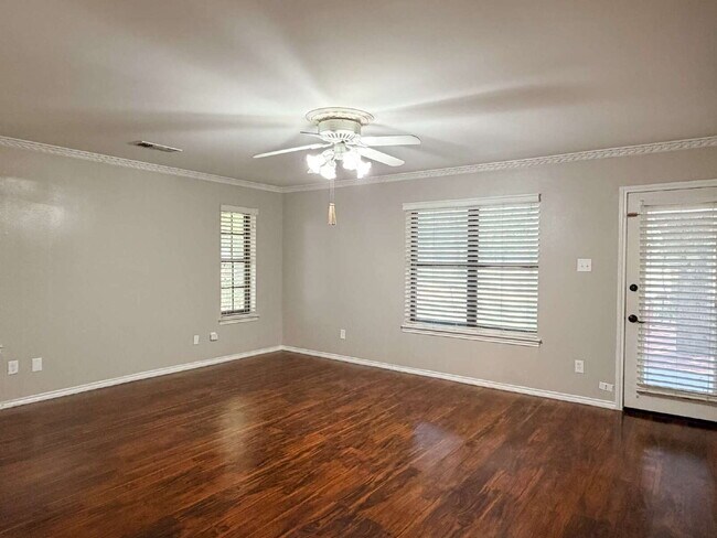 Building Photo - Beautiful 6 bed, 2 bath home in Burleson!