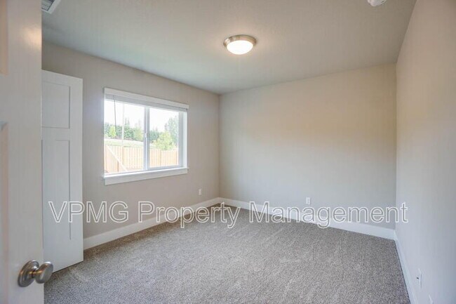 Building Photo - 2347 E Otter Lp