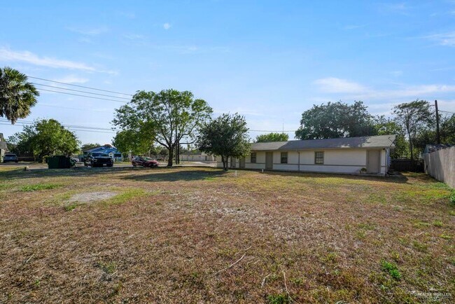 Building Photo - 213 E Sam Houston Blvd