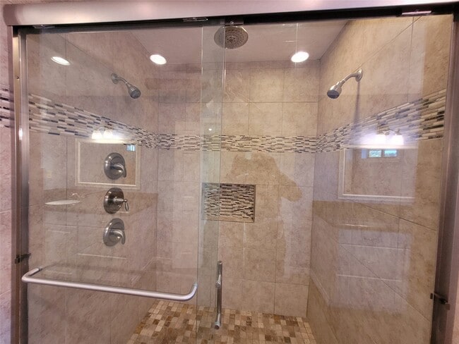 Building Photo - 2428 Parkview Dr