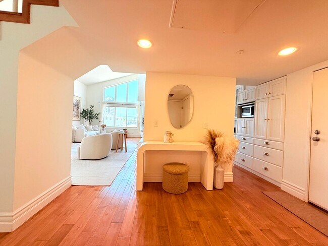 Building Photo - Sophisticated Bright & Spacious Furnished ...
