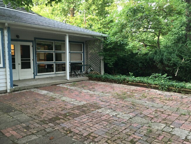 Building Photo - 1119 Hillcrest Rd