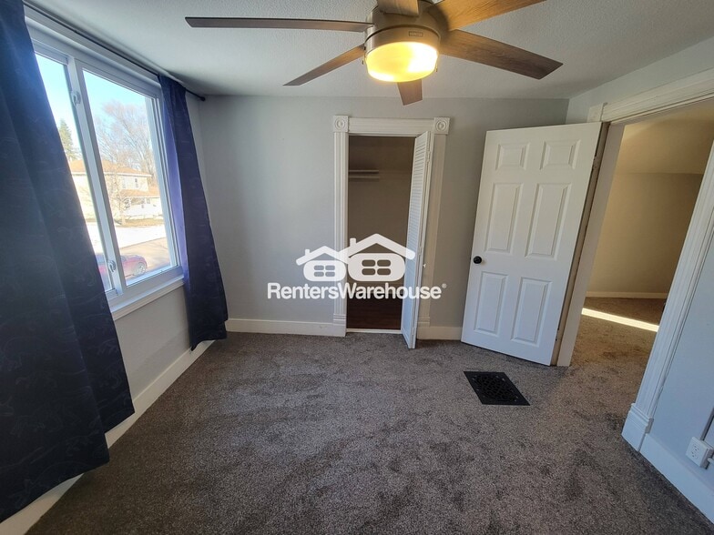 Building Photo - 206 Main St W